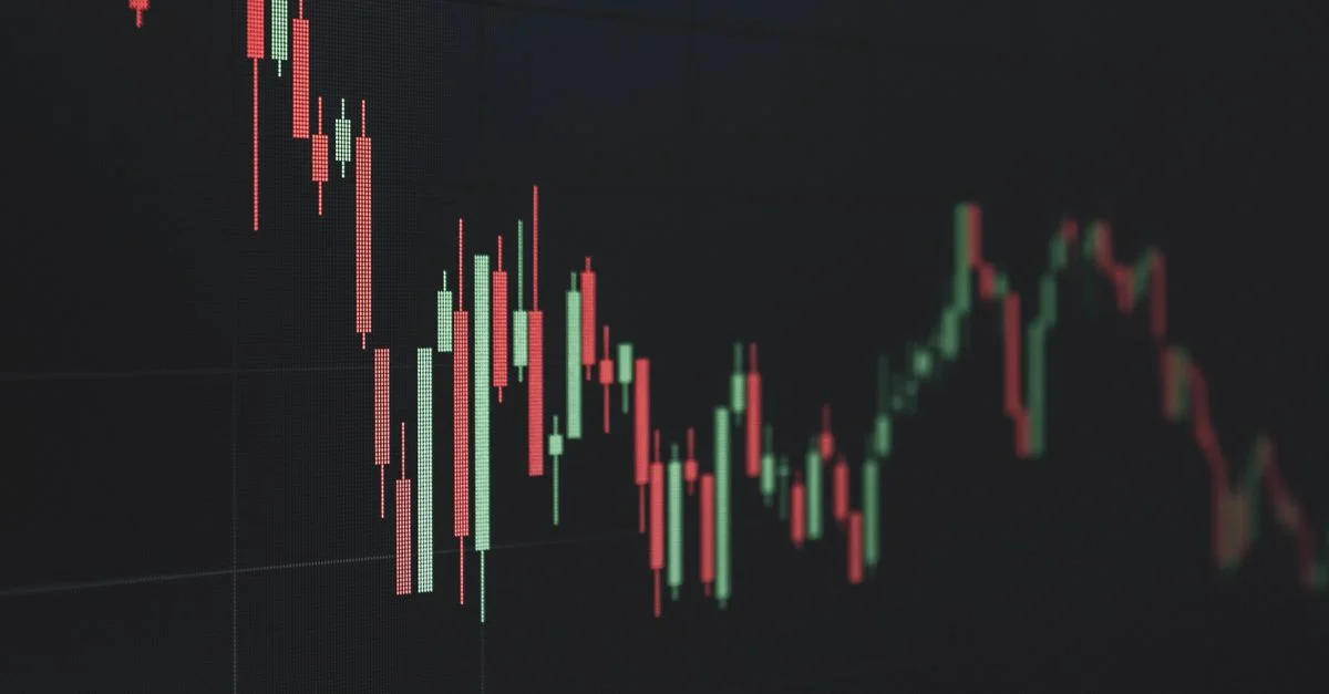 Graphique des données du marché boursier montrant des tendances en rouge et en vert. Parfait pour les thèmes financiers et commerciaux.