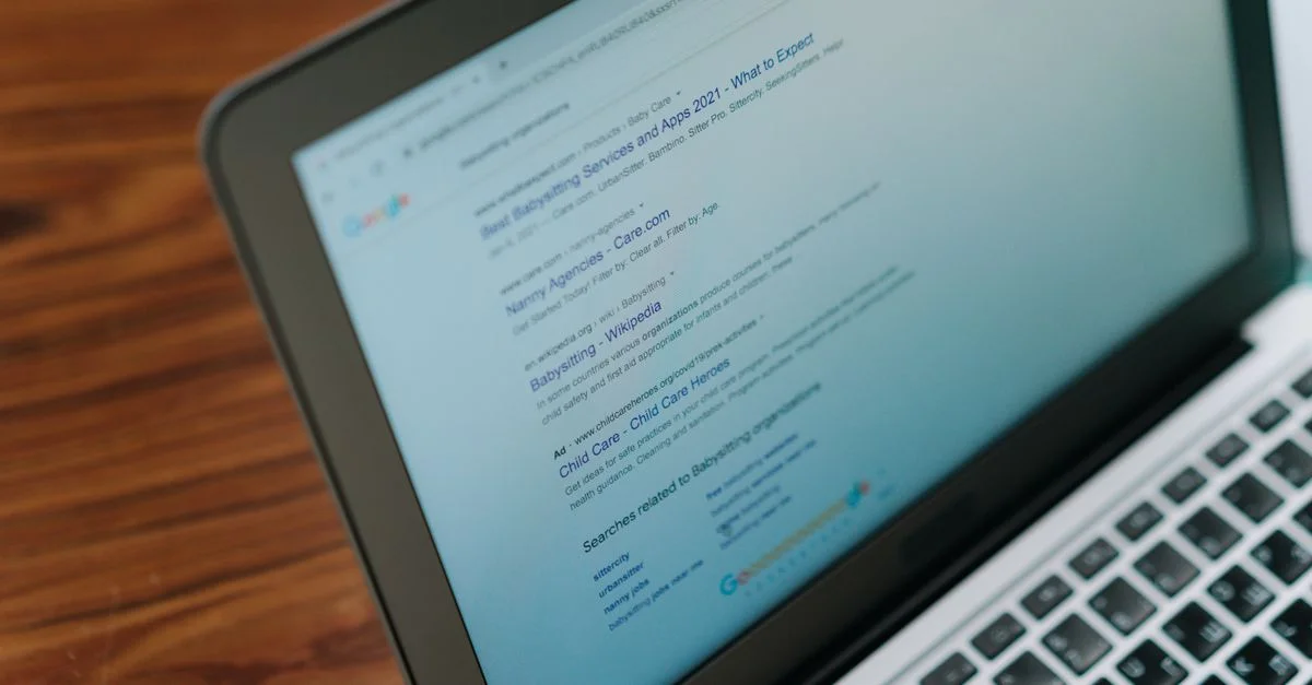 Une vue rapprochée d'un ordinateur portable affichant une page de moteur de recherche.