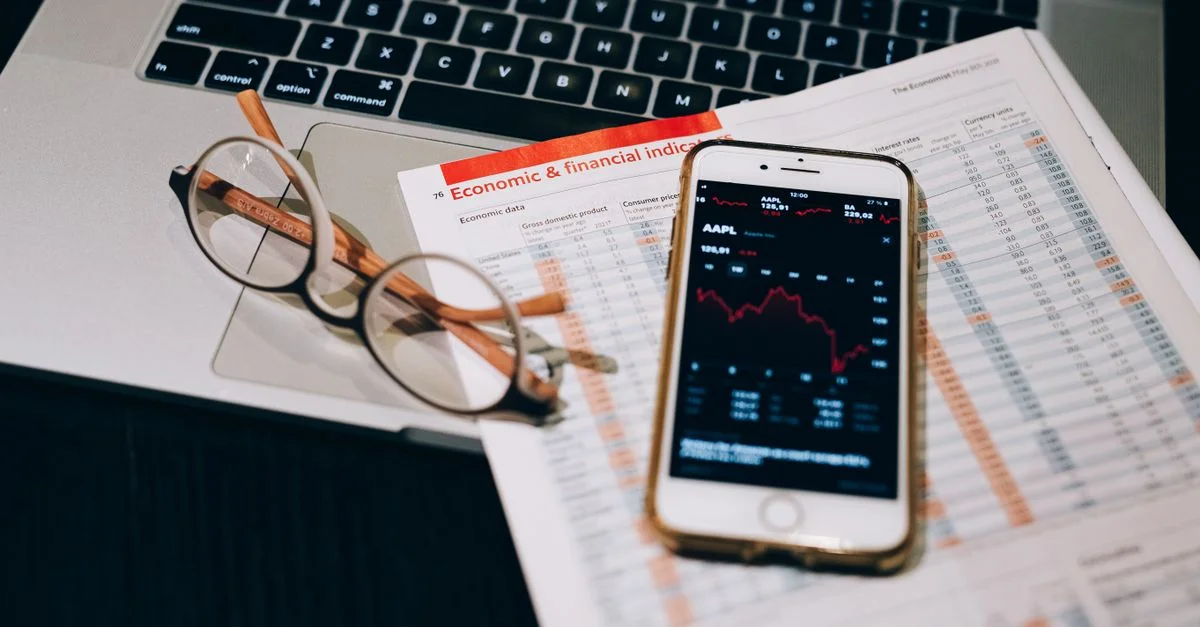 Un aperçu détaillé des outils financiers, y compris un smartphone et un ordinateur portable pour l'analyse boursière.