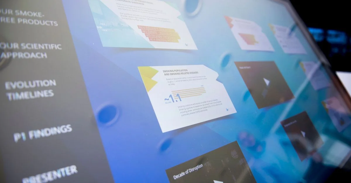 Gros plan sur un écran tactile numérique affichant diverses données et graphiques.