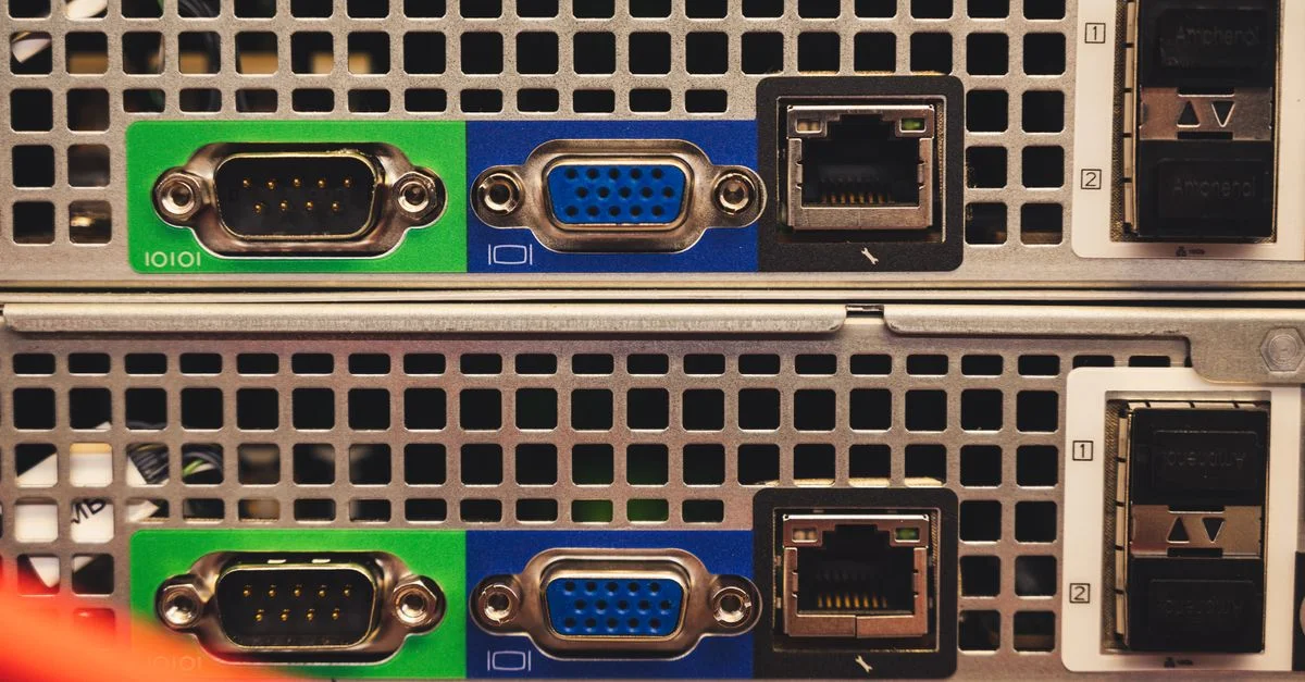 Vue détaillée des ports Ethernet et VGA sur un serveur mettant en avant les caractéristiques de connectivité.