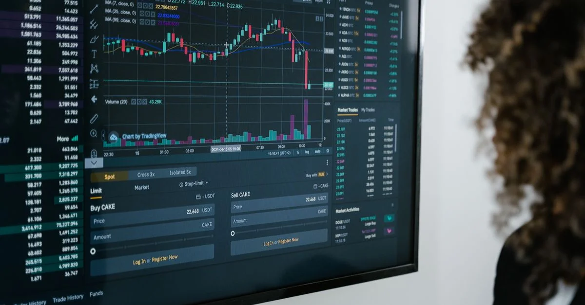 Vue détaillée d'un graphique d'analyse financière sur un moniteur avec des données de trading de cryptomonnaie.